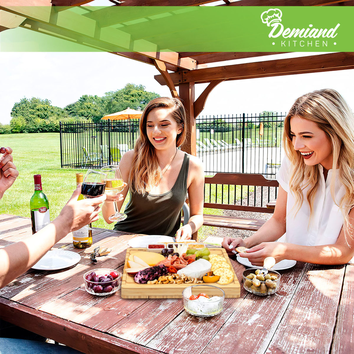 Бамбуковая сырная доска Elise DEMIAND kitchen для нарезки и подачи закусок с выдвижным ящиком, 4 сырных ножа, 6 вилок, 3 чашки для соуса, книга с рецептами, 38х40х4cm, СH-500 — изображение 9